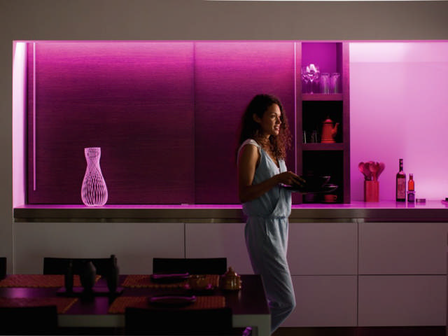 Bandă LED 2m RGBW 20W 1600lm, Philips Hue